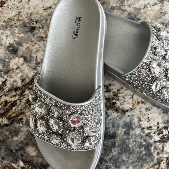 MK slippers, size 9. - Picture 8 of 8